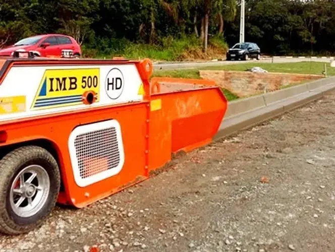 EXTRUSORA DE MEIO FIO E CALÇADA 