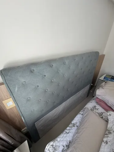 Cabeceira Estofada Capitonê Cinza em Linho/Suede com Painel Amadeirado - Excelente Estado