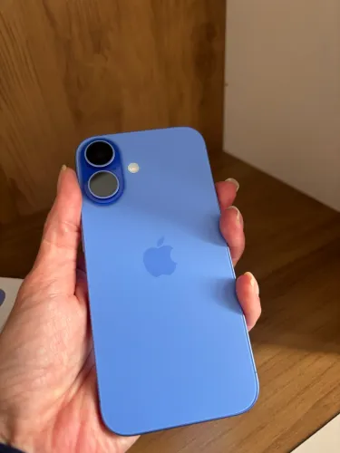 iPhone 16 azul