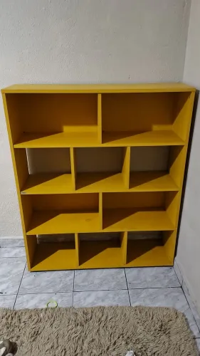Estante Amarela com Nichos para Organização