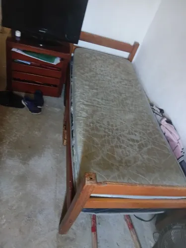 Cama de solteiro de madeira com colchão