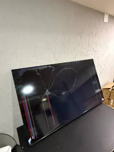 Televisão TCL SEMP 55P7K ( tela quebrada)