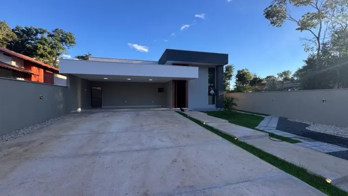 Casa em Condomínio com 3 Suítes e 260 m² no Novo Uruguai