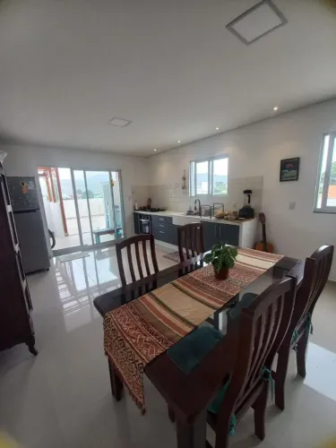 Mesa de madeira maciça com tampo de vidro e 6 cadeiras