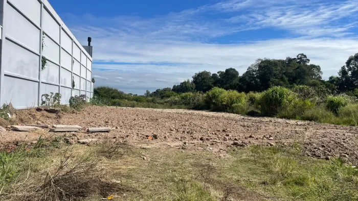 Terreno à venda na Avenida Vinte e Cinco de Julho - 1.050 m² de área total, sendo 21 metro