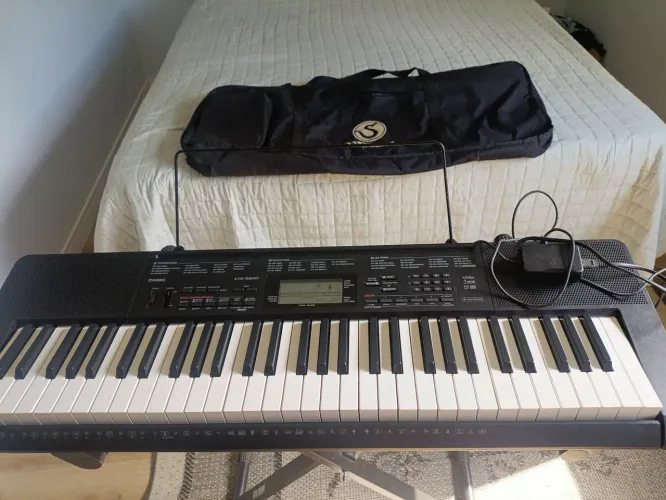 Teclado Casio CTK3200 com efeitos.Com fonte, suporte e a capa (semi-novo)