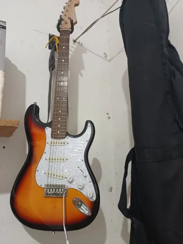 Guitarra stratocaster, pedaleira Mwave blackbox, caixa 100wts rms