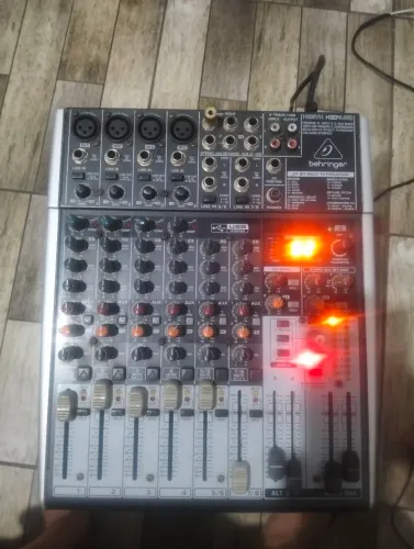 Mesa de som Behringer 1204