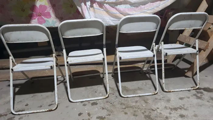 Quatro cadeiras branca de Ferro não aceito oferta