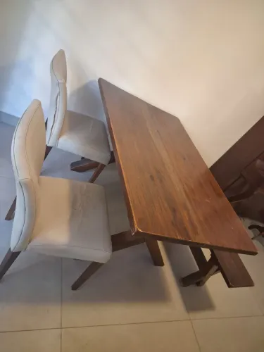 Mesa de madeira 1,5m + banco madeira + 2 cadeiras
