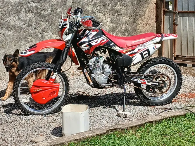 Moto de trilha crf montada