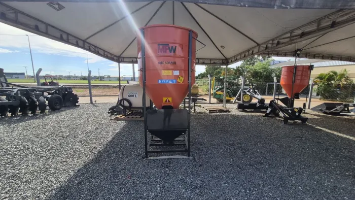 Misturador de ração 500 kg C/ Motor