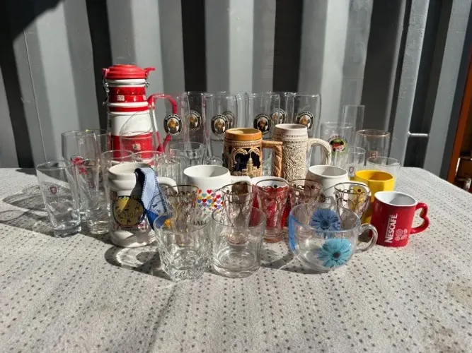 Copos e canecas de cervejas alemãs diversas