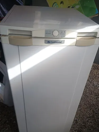 VENDO GELADEIRA PEQUENA FUNCIONANDO OK MARCAS DE USO 270 LITROS