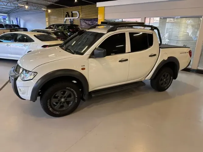 Mitsubishi L200 Triton Savana 3.2 CD TBI Dies. Mec. 2015