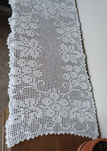 Caminho de mesa  de crochê. 