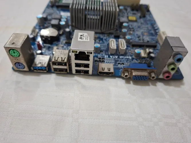 Placa mãe J1800 com 4GB de memória