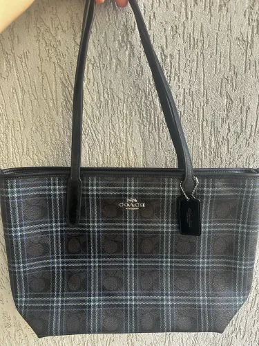 Bolsa NoVa com etiqueta tote xadrez Coach com alça longa e zíper.