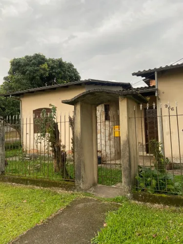 Casa de esquina à venda.