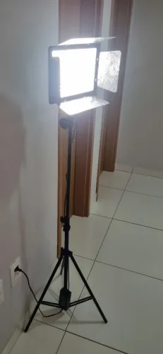 Iluminador Led 600 L com fonte e tripé 