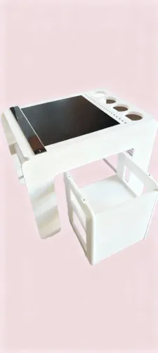 Mesinha/escrivaninha infantil em MDF com porta rolo de papel e porta copos