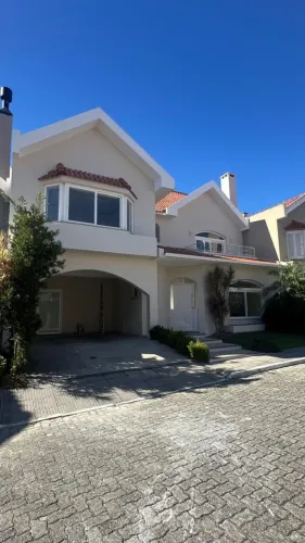 Casa de alto padrão com piscina, em condomínio fechado