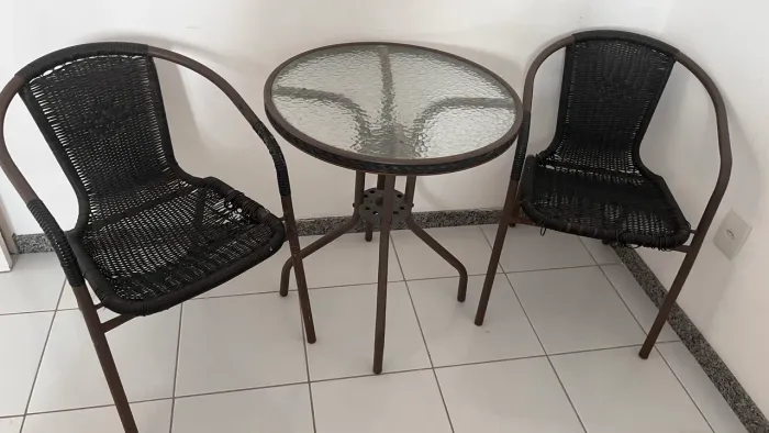 Vende-se mesa p/ varanda com 2 cadeiras