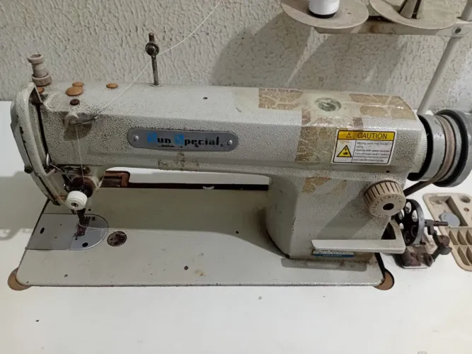 Vendo MAQUINA DE COSTURA 