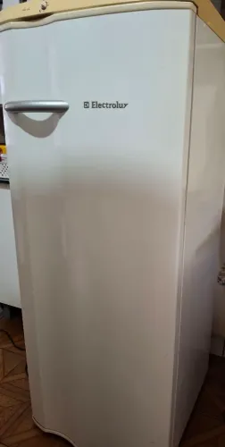 Vendo uma Geladeira Electrolux pequena 