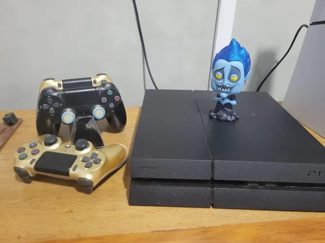 PlayStation 4 Fat 500GB DESBLOQUEADO + 3 Controles