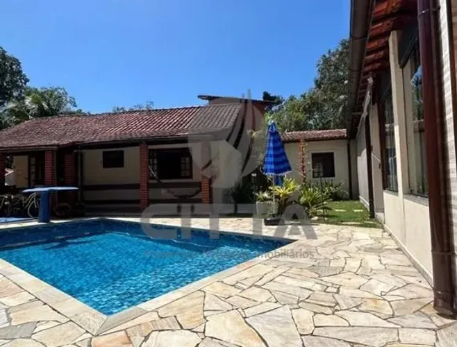 Casa com 5 dormitórios à venda no condomínio Residencial Guaratuba em Bertioga/SP.