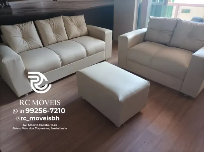 Sofá 3 e 2 Lugares com Puff em Couro Sintético - Conforto e Durabilidade