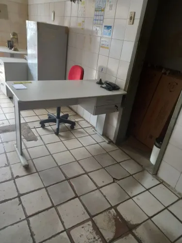 Mesa com 2 gavetas