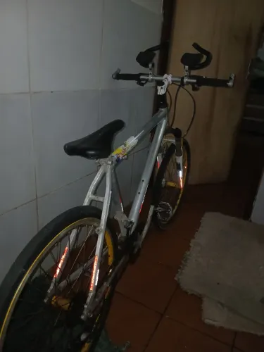 Vendo bicicleta aro 26 de alumínio completa!! Leia a descrição 