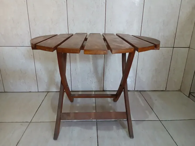 Mesa em madeira para o meio da Sala.