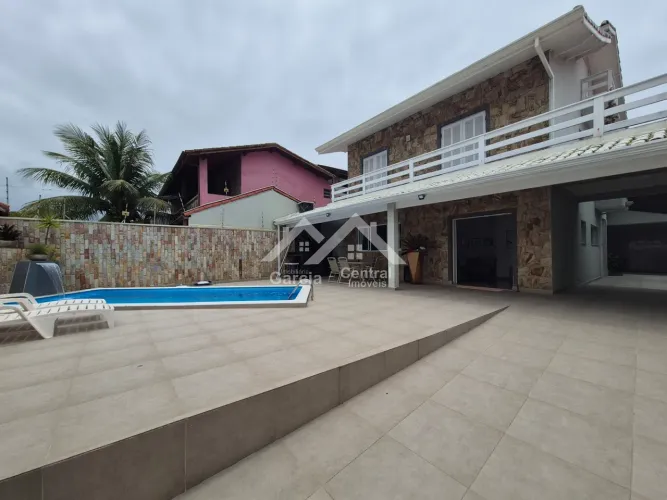 Casa com piscina em Peruíbe REF: 9524