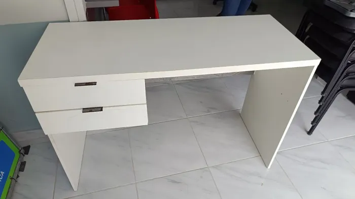 Mesa para atendimento ou estudos