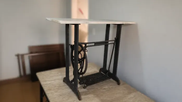 Mesa Vintage com Base de Máquina de Costura + Tampo em Mármore