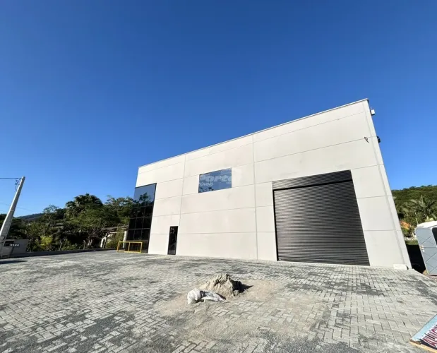 Galpão novo para locação na Itoupava Central, com 745m² construídos e amplo pátio privativ