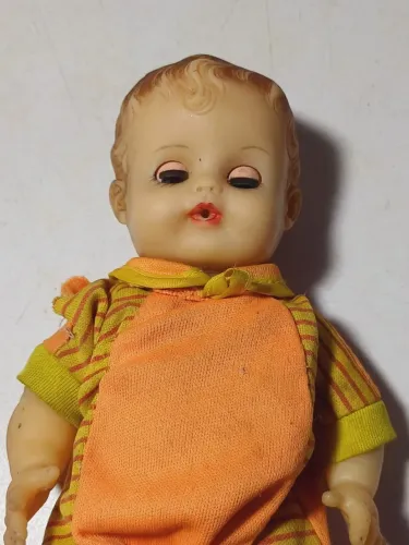 Boneca antiga anos 50 (tem detalhe no dedinho)