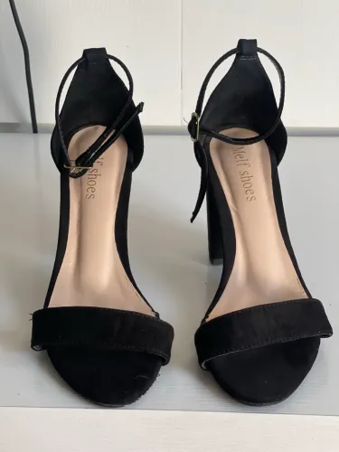 Roupas e sapatos, seminovos e usados.