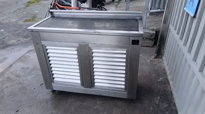 Vendo bancada de inox com pedra de mármore em ótimo estado.