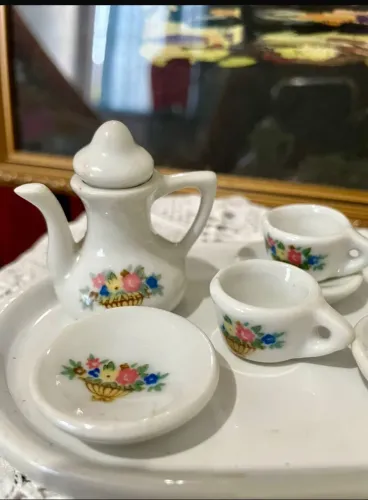 CONJUNTO CHÁ E CAFÉ MINIATURA EM PORCELANA PINTADO Á MÃO INGLÊS.ANTIGUIDADE.
