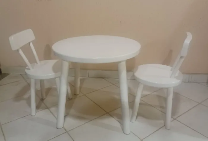 Mesa Infantil Redonda com duas Cadeiras (Produto Tok-stok)
