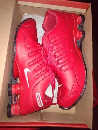 Tênis Nike 4 molas vermelho, novo na caixa. Nunca foi usado. Número 42.<br>