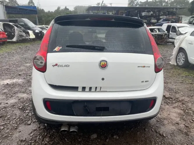 tampa traseira s/vidro fiat palio ano 2013