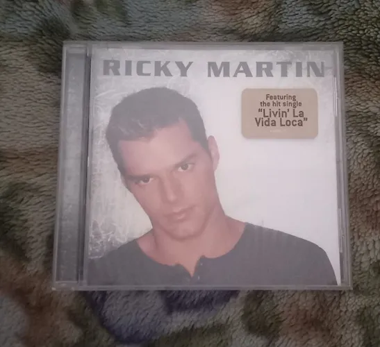 Cd Ricky Martin (incl.Livin La Vida Loca)mídia e encarte capa em estado de novo.