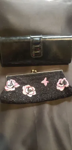 Bolsa de festa preta com detalhes em flores