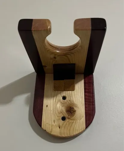 Suporte de parede em madeira (pinus/roxinho) para violão, guitarra, cavaquinho, etc