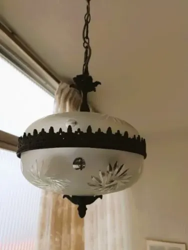 Grande lustre luminária Bronze vidro leitoso ricamente trabalhado comporta duas lâmpadas *